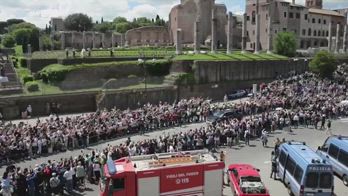 Feretro Papa Francesco, applausi al passaggio al Colosseo
