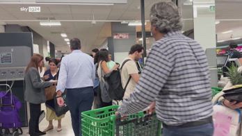 Blackout Spagna, residenti fanno scorta nei supermercati