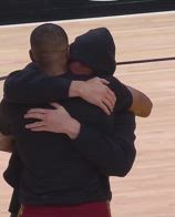 NBA, abbraccio tra Love e Thompson dopo la morte del padre