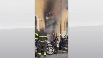 Roma, incendio in una pasticceria di fronte al Senato