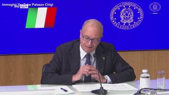 Valditara: "Arresto in flagranza per chi picchia docenti"