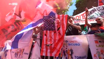 Primo maggio, a Torino bruciate le bandiere Usa, Israele e Ue