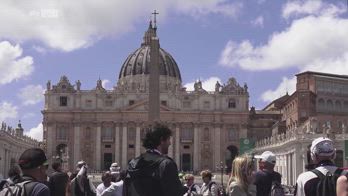 Conclave, migliaia di fedeli arrivano in Piazza San Pietro