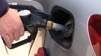 Tasse, da oggi diesel un po' più caro, cala benzina