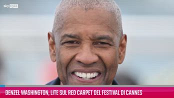 VIDEO Denzel Washington, lite sul red carpet a Cannes