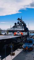 Una McLaren mostruosa...parcheggiata su unoÂ yachtÂ aÂ Monaco