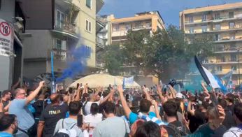 napoli tifosi cori striscioni