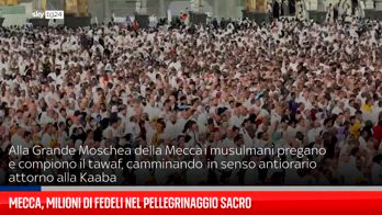 Pellegrini pregano nella Moschea della Mecca prima dell'Hajj