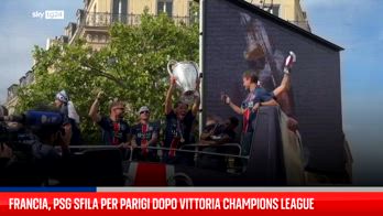 I tifosi del PSG durante la parata sugli Champs-Élysées