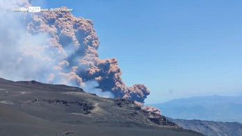 Etna in eruzione, colonna di fumo e cenere alta diversi chilometri