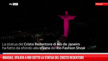 Brasile, sfilata a Rio sotto la statua del Cristo Redentore