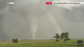 Nebraska, spettacolare tornado ripreso vicino ad arcobaleno