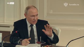 Putin: pronto incontrare Zelensky, in discussione sua legittimità
