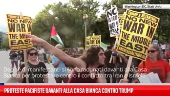 Giovani in protesta davanti alla Casa Bianca contro la guerra con l'Iran