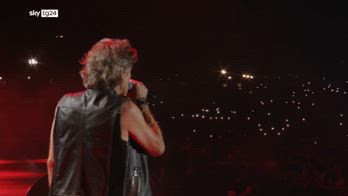 emb ore 20. Ligabue a Campovolo: più di 100mila i fan, il rocker: basta guerre