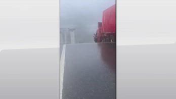 Cina, crolla ponte per frana: camion rimane in bilico