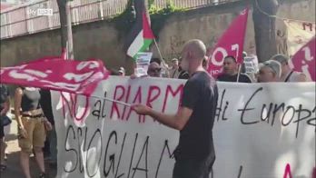 Protesta contro il riarmo a Napoli: bruciato il logo Nato