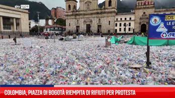 Colombia, piazza di Bogotà riempita di rifiuti per protesta