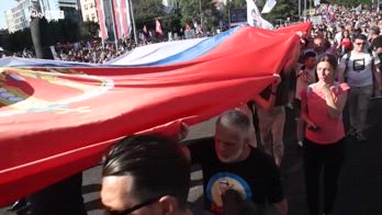 A Belgrado le proteste antigovernative, mentre Bruxelles chiede rispetto per manifestanti