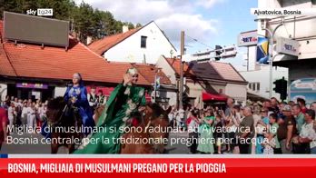 Bosnia, migliaia di musulmani pregano per la pioggia