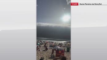 Portogallo, l'ondata di calore genera una rara roll cloud