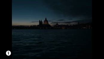 Di là dal fiume e tra gli alberi, il trailer