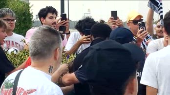 Jonathan David, l'abbraccio dei tifosi Juve dopo le visite