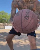 NBA, Lonzo Ball Ã¨ carico e si allena al campetto da solo
