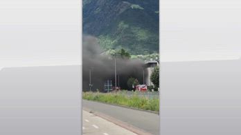 Incendio a Merano, deposito di pneumatici in fiamme