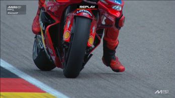 marc marquez piede asfalto