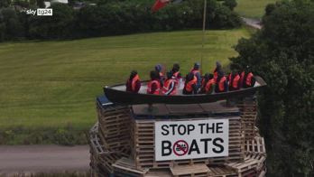 Belfast, incendiata finta barca di migranti con manichini