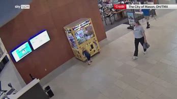 Usa, salvo bimbo intrappolato in macchina acchiappa-peluche