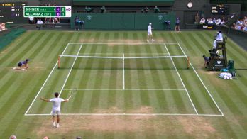 Wimbledon, un tappo di champagne finisce in campo
