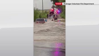 Alluvione in Texas, salvato uomo bloccato su ponte sommerso