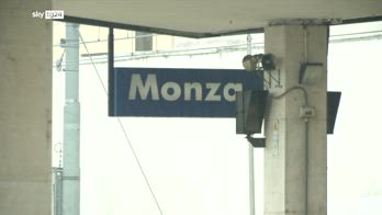 Monza, 13enne adescata sui social e violentata