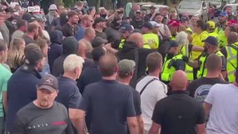 Manifestanti anti migranti a Londra: scontri con la polizia