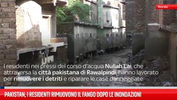 Pakistan, i residenti rimuovono il fango dopo le inondazioni