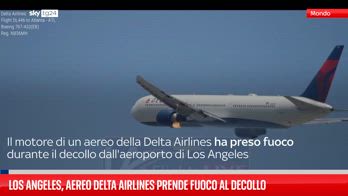 Los Angeles, aereo Delta Airlines prende fuoco al decollo