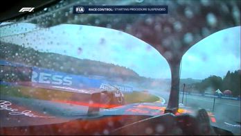 Partenza sospesa a Spa! Red flag per scarsa visibilità