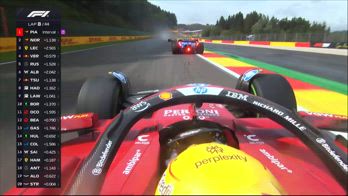 Hamilton attacca Sainz: il sorpasso alla Bus Stop