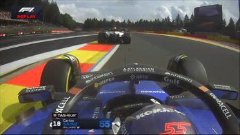 Spa, il sorpasso di Carlos Sainz ai danni di Isack Hadjar