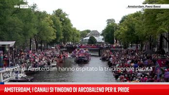 Amsterdam, i canali si tingono di arcobaleno per il Pride
