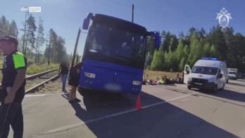 Russia, treno merci travolge bus: 1 morto e 11 feriti