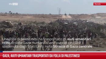 Gaza, aiuti umanitari trasportati da folla di palestinesi
