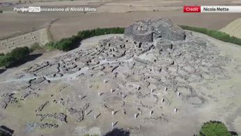 Sardegna, corpi nudi contro pale eoliche a Su Nuraxi