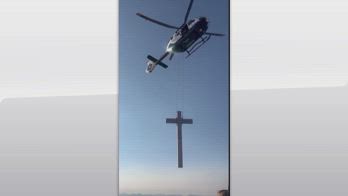 Spagna, croce gigante trasportata in elicottero sull'Aneto