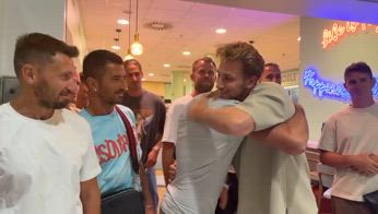 Verreth torna a Bari: l'abbraccio di tutta la squadra