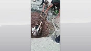 Cina, auto senza conducente cade in grande buca a Chongqing