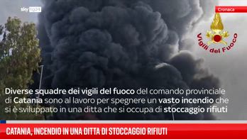 Catania, incendio in una ditta di stoccaggio rifiuti