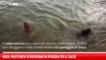 Gaza, palestinesi si riversano in spiaggia per il caldo